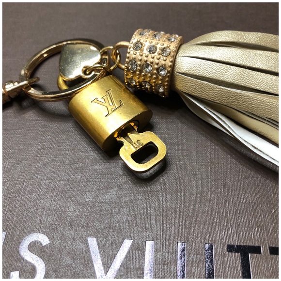 Keychain with authentic LV lock & key set - Picture 3 of 3